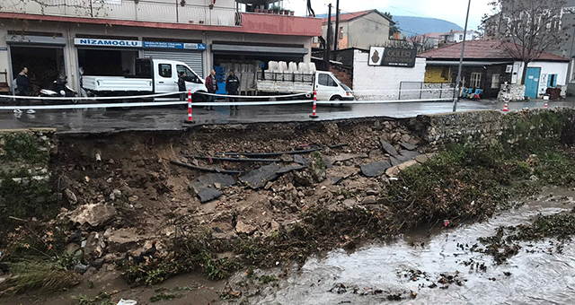 Sağanak yağış dere duvarını çökertti