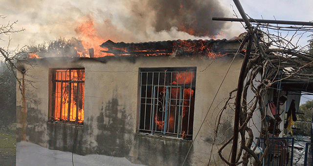 Yangında kül olan evin sahiplerine yardım eli