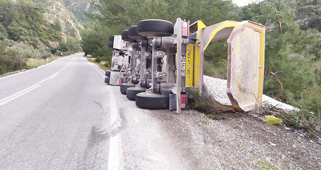 Virajı alamayan kamyon yan yattı