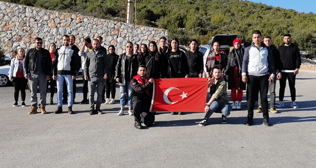 KYK’lı gençlerden şehitlere saygı etkinliği