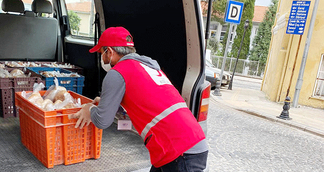 Kızılay’dan pide dağıtımı