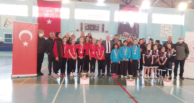 Cumhuriyet Ortaokulu badmintonda il birincisi oldu