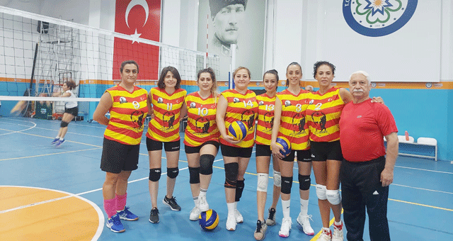 ‘Evimin Sultanları’ voleybolcuları Marmaris’te karşı karşıya geldi