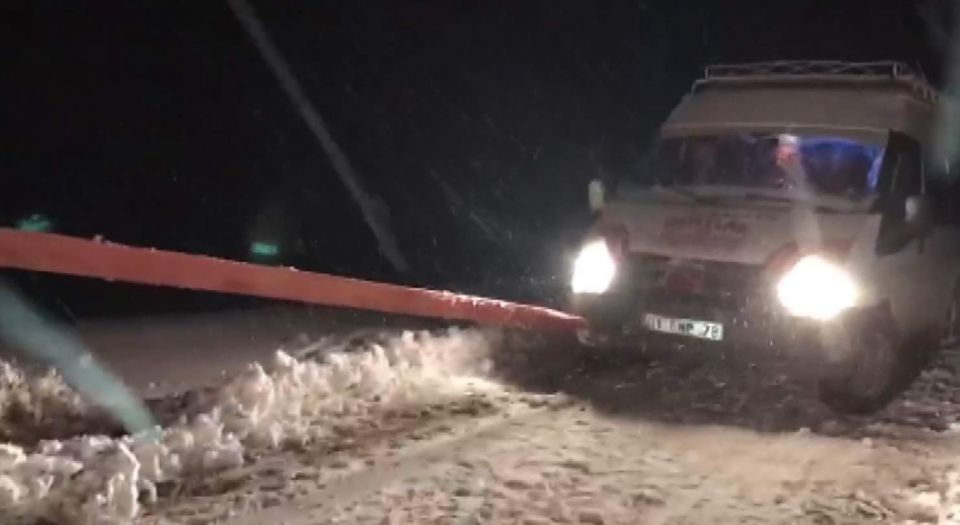 Karda Mahsur Kalan Yolcu Minibüsü Kurtarıldı