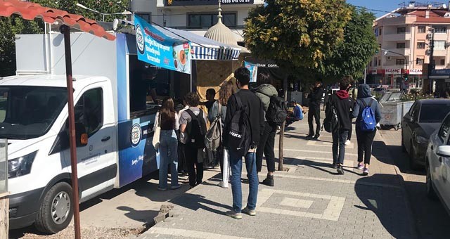 Büyükşehir, Üniversite Öğrencilerine Çorba Dağıtmaya Devam Ediyor