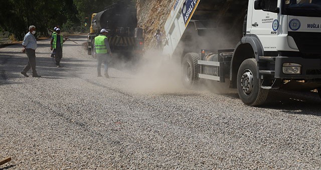 Büyükşehir belediyesi kırsal mahalle yollarını yeniliyor