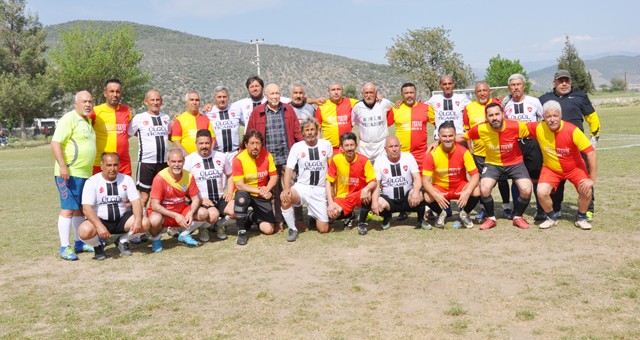 Final maçı öncesinde masterler  futbol müsabakası oynandı