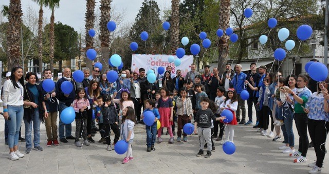 Otizm Farkındalık Günü’nde balonlar gökyüzüne bırakıldı