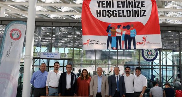 CHP GENÇLİK KOLLARI’NDAN ÜNİVERSİTELİLERE “HOŞGELDİNİZ” STANDI