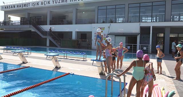 Büyükşehir’den Çocuklara Ücretsiz Yüzme Kursu