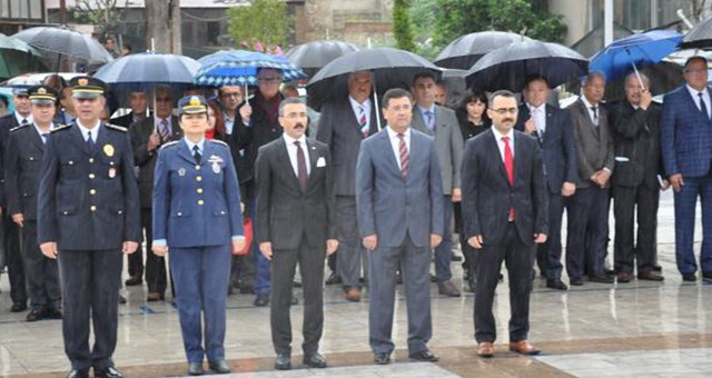 KURULUŞ YILDÖNÜMÜ TÖRENLERİ YAĞMURUN AZİZLİĞİNE UĞRADI…