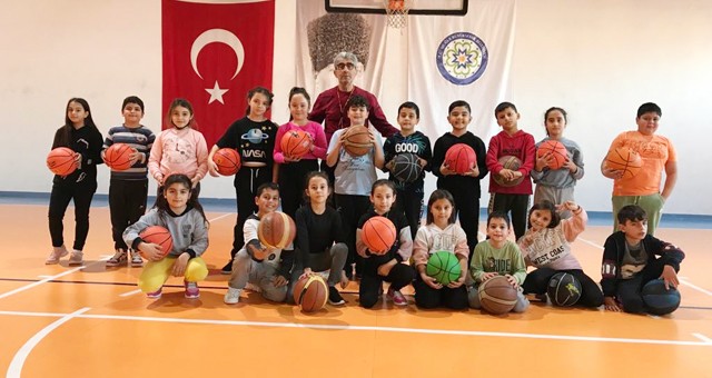 Sakarya İlkokulu Minik Basketbolcuları, performanslarıyla beğeni topluyor