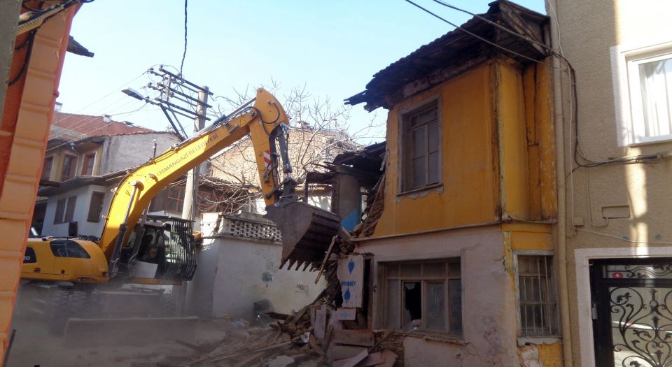 Osmangazi Belediyesi'nden Metruk Binalara Geçit Yok