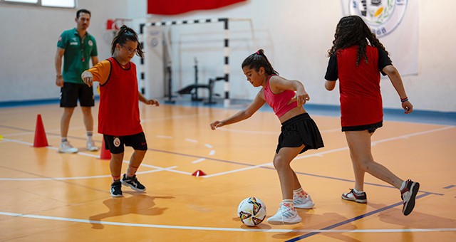 Yıldız Kızlar Salon Futbolu İle Tanıştı