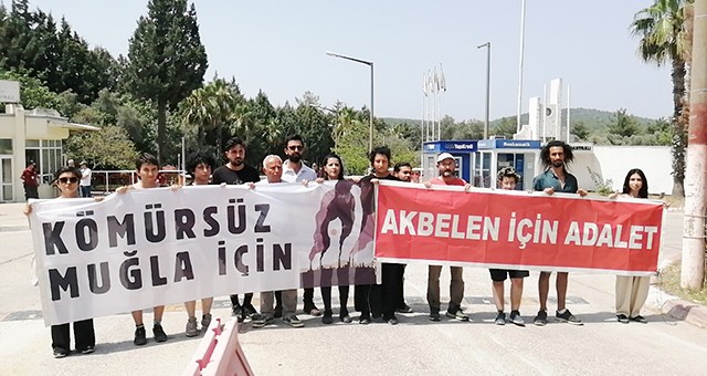 Akbelen Ormanı savunucularından, Yeniköy termik santrali önünde protesto