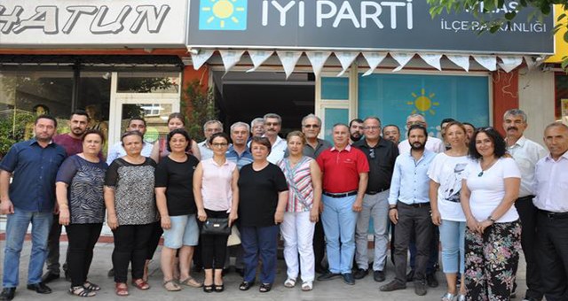 İYİ PARTİ YENİ YÖNETİMİNİ TANITTI