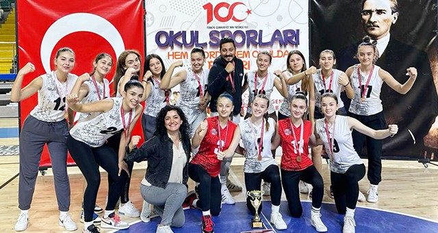 Voleybolcu kızlarımızdan Cumhuriyetimizin 100. Yılında 3.’lük kupası