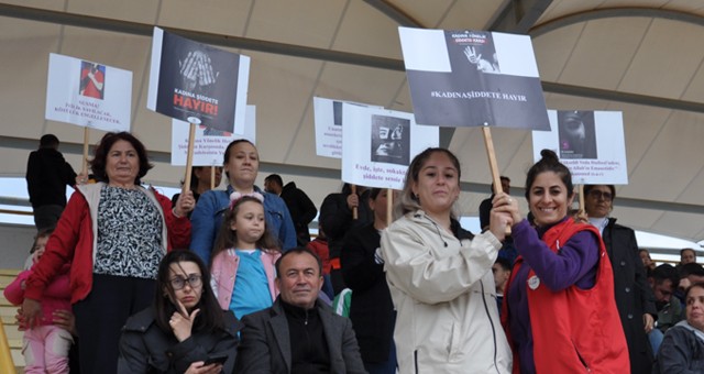 Kadına Şiddete Tribün ve Sahadan Pankartlı Tepki