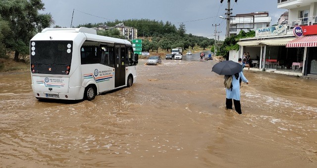 Sağanak yağış zor anlar yaşattı