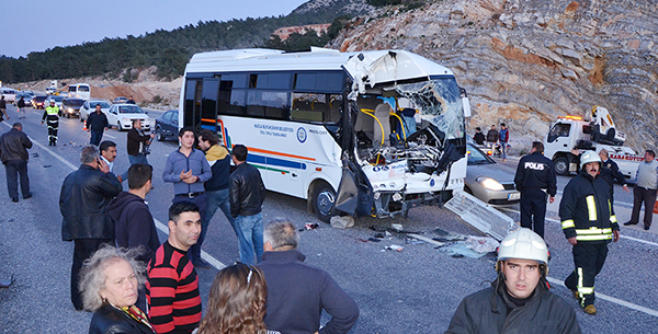 Toplu taşıma aracı kaza yaptı: 1’i ağır, 4 yaralı …