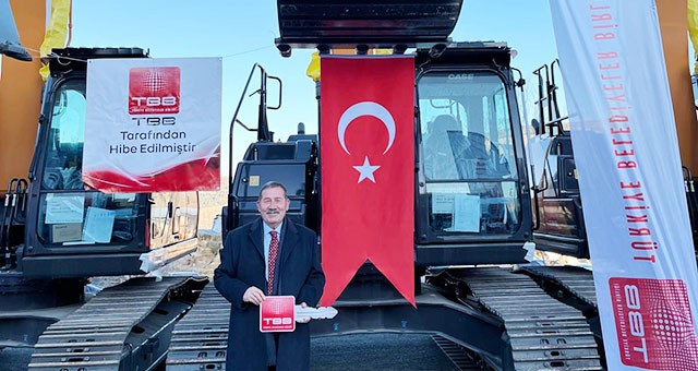 TBB’den Milas Belediyesi’ne Paletli Ekskavatör Hibesi
