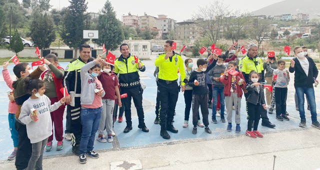 Polis Haftası kapsamında okullardaki minik öğrenciler ziyaret edildi