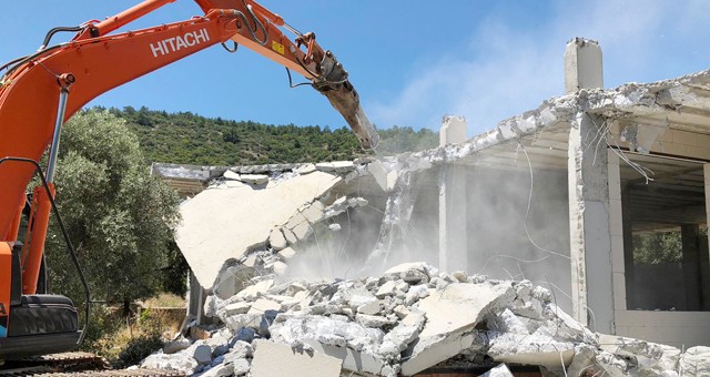 Molla İbrahim Koyu’nda bulunan kaçak yapı Milas Belediyesi tarafından yıkıldı