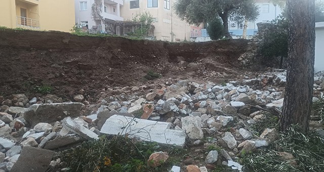 Okul ve Tarihi Camiinin İstinat Duvarı Çöktü