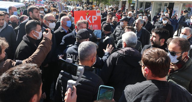 Elektrik zammına miting gibi protesto!  “YANAN FATURALAR DEĞİL CEBİMİZ”