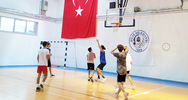 Milas Akademi Spor Kulübü erkek basketbol takımıyla sükse yapmaya devam ediyor