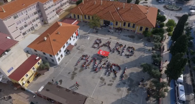 Öğrencilerden Barış Pınarı’na destek kareografisi