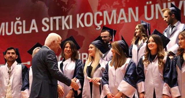 Doktor Başkan mezuniyette genç meslektaşları ile buluştu: “Rehberiniz her zaman Atatürk olsun”
