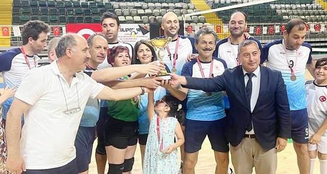 Voleybol turnuvasının şampiyonu Çevre ve Şehircilik