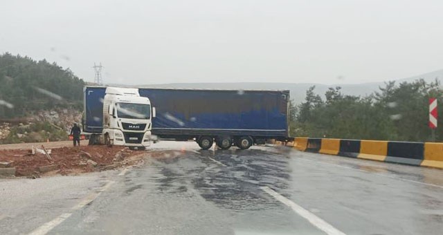 Refüje çıkan TIR yolu trafiğe kapadı