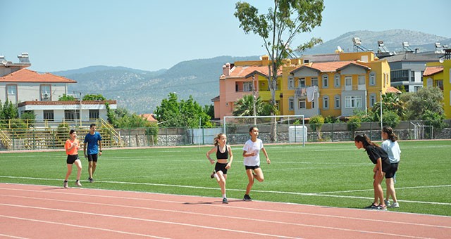 Atletizm takımının minik kızları  kıyasıya yarıştı