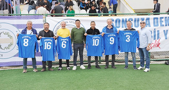 24 yıl önceki formalarıyla maçı izlediler
