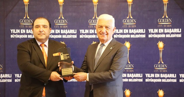 30 Büyükşehir belediyesi arasındaki birincilik ödülü Osman Gürün’e verildi