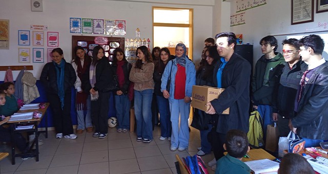 Lise Öğrencilerinden İlkokulu Öğrencilerine Kitap Desteği