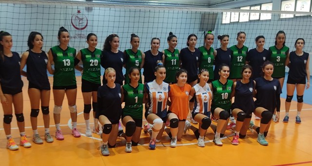 Genç ve yıldız kızlar voleybol takımları antren maçı yaptı