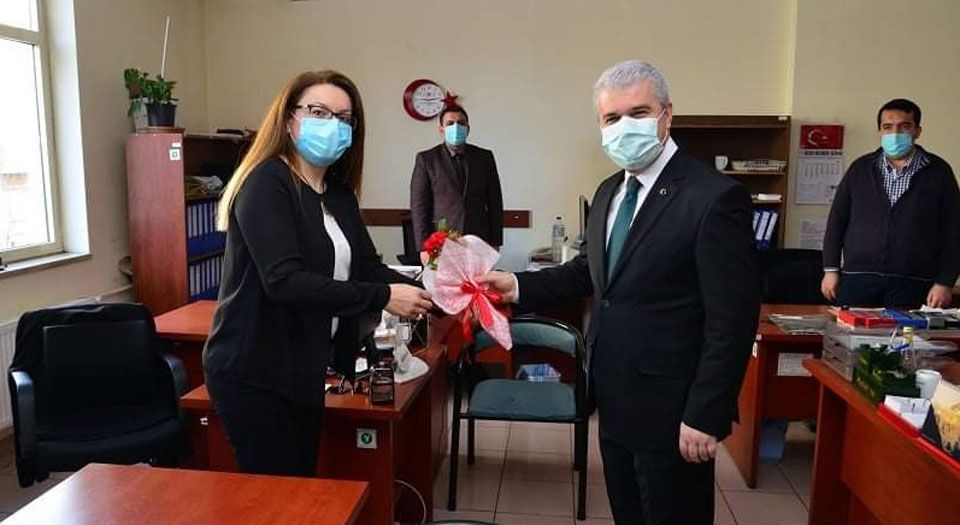 Kırşehir Valisi Akın'dan Kadın Personellerine Karanfil