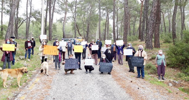 İKİZKÖYLÜLER ORMANI KESTİRMEMEK İÇİN YOLU KAPATTI