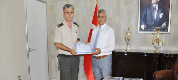 İlçemizdeki görevi sona eren Binbaşı Mehmet Atik’e teşekkür belgesi