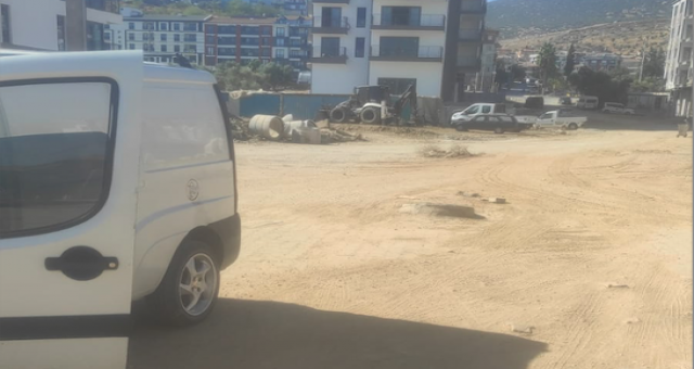 AÇIKTAKİ RÖGAR, MADDİ HASARLI KAZAYA NEDEN OLDU..