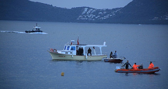 Teknesi kıyıya vurdu, balıkçı kayıp