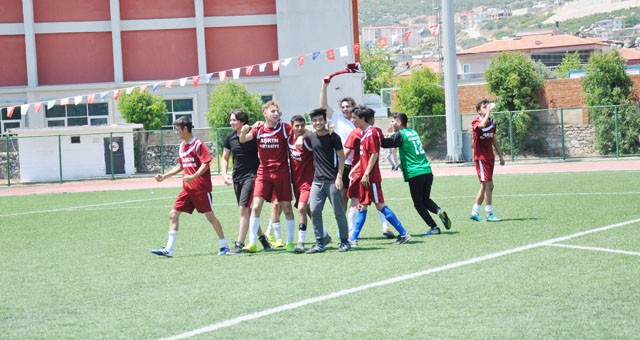 Turnuva üçüncüsü Milas Anadolu Lisesi