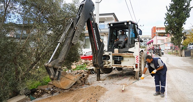 Milas’ta Yağış Sonrası Yol Onarımları Sürdürülüyor