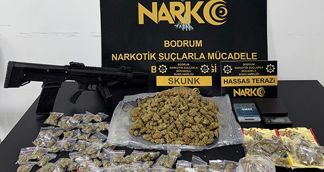 Uyuşturucu, Silah ve Yüklü Miktarda Para Operasyonla Ele Geçirildi