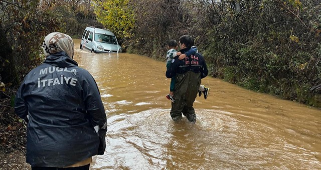 Yağmur Sonrası Araçta Mahsur Kalan Aile Kurtarıldı