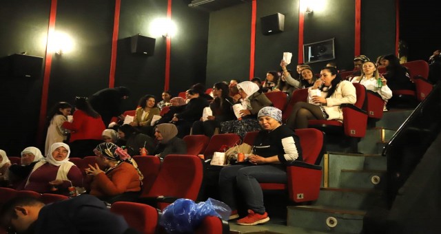Büyükşehir, 8 Mart’ta Hiç Sinemaya Gitmeyen Kadınları Sinema İle Buluşturdu