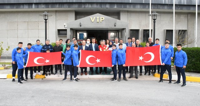 Türkiye Güreş Milli Takımı Antrenörü havalimanında karşılandı
